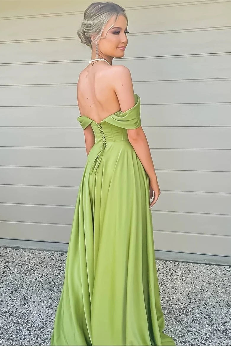 Vestido de fiesta con abertura alta y hombros descubiertos
